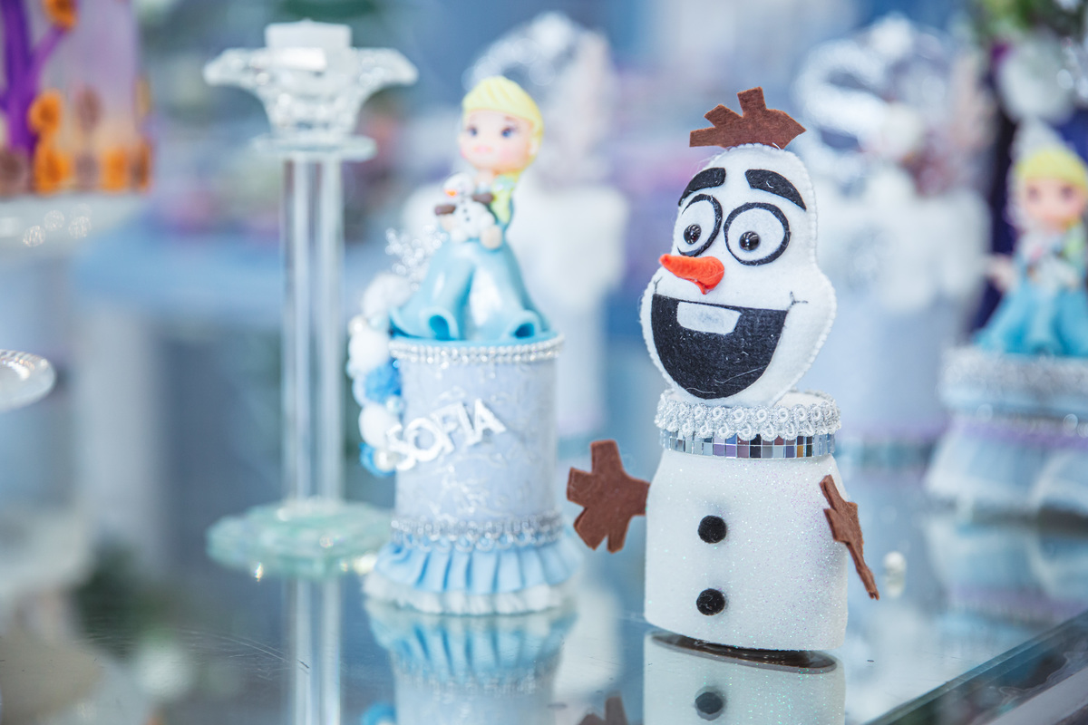 Crie um texto para meu site de fotografia falando sobre como foi fotografado a festa de 4 anos da Sophia Tema do aniversário: Frozen no buffet Dudabaluza