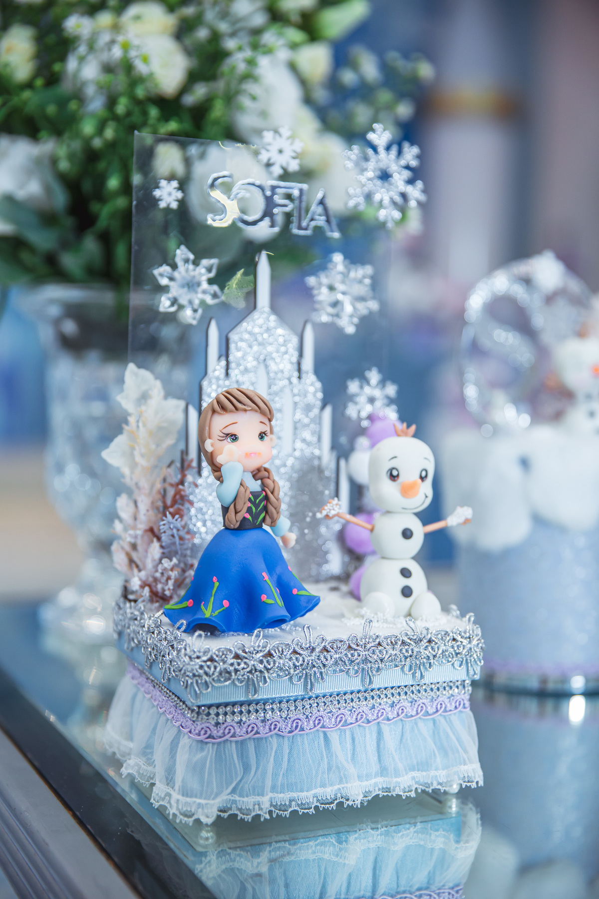 Crie um texto para meu site de fotografia falando sobre como foi fotografado a festa de 4 anos da Sophia Tema do aniversário: Frozen no buffet Dudabaluza