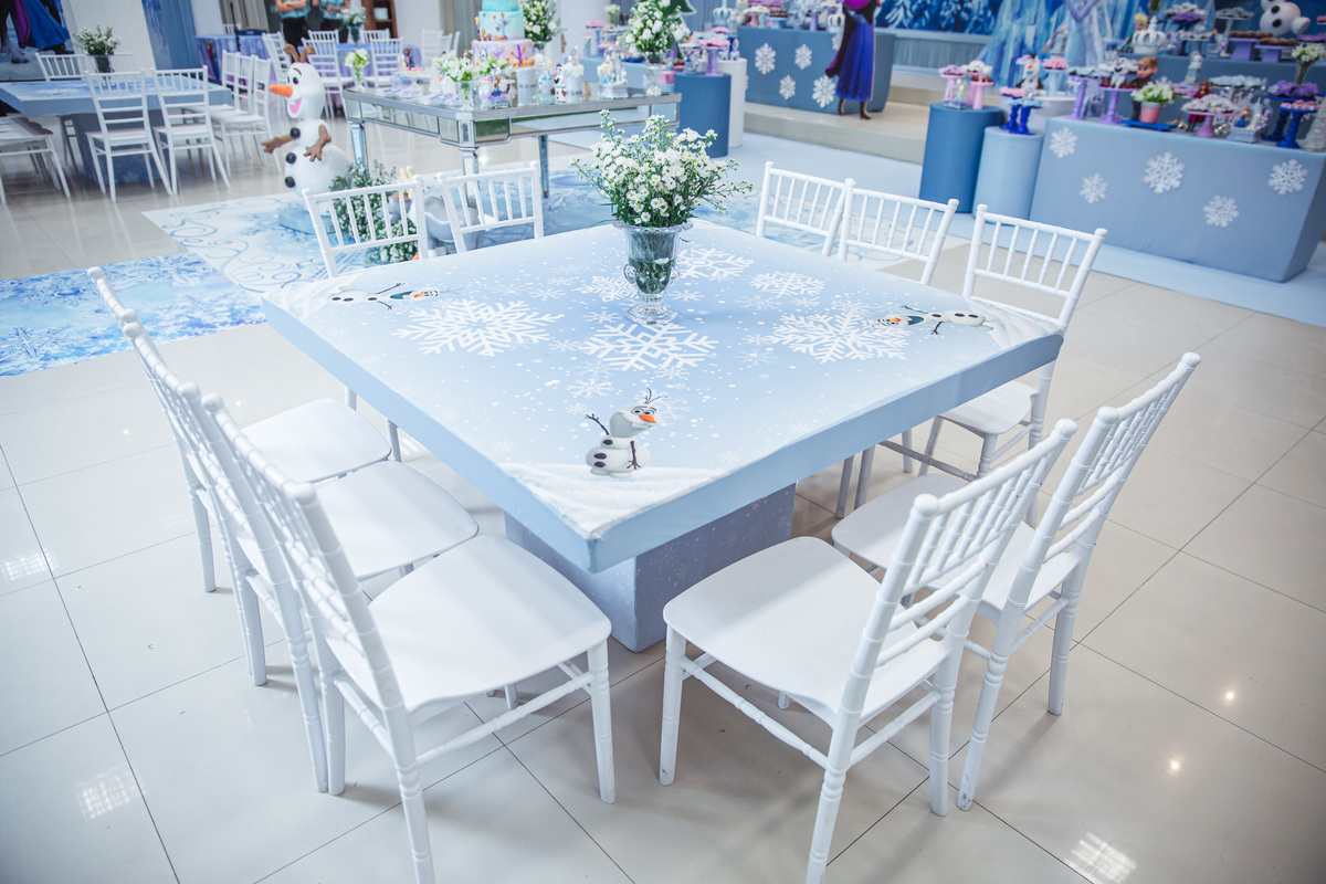 Crie um texto para meu site de fotografia falando sobre como foi fotografado a festa de 4 anos da Sophia Tema do aniversário: Frozen no buffet Dudabaluza