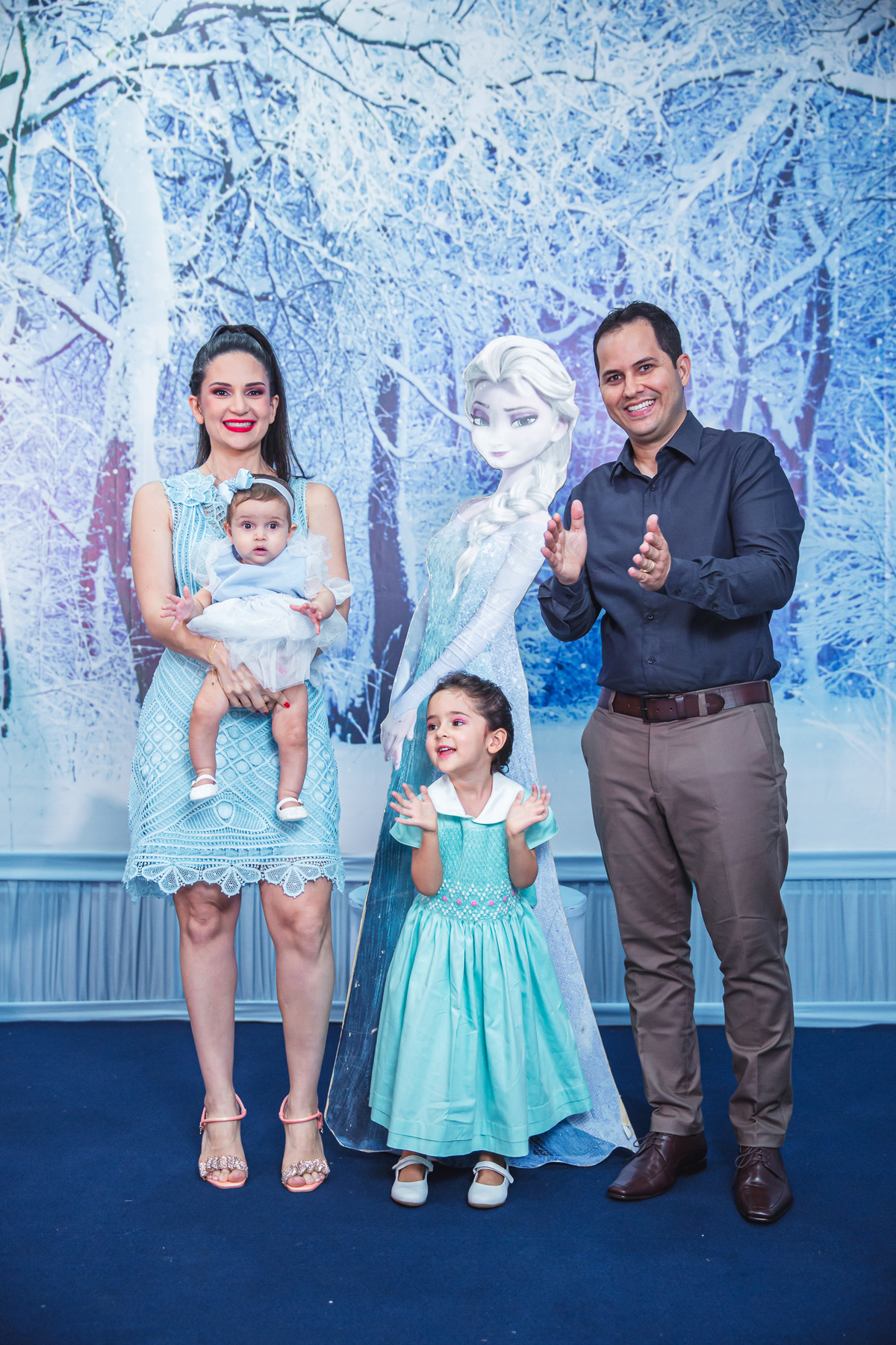 Crie um texto para meu site de fotografia falando sobre como foi fotografado a festa de 4 anos da Sophia Tema do aniversário: Frozen no buffet Dudabaluza