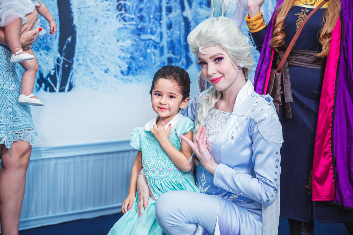 Crie um texto para meu site de fotografia falando sobre como foi fotografado a festa de 4 anos da Sophia Tema do aniversário: Frozen no buffet Dudabaluza