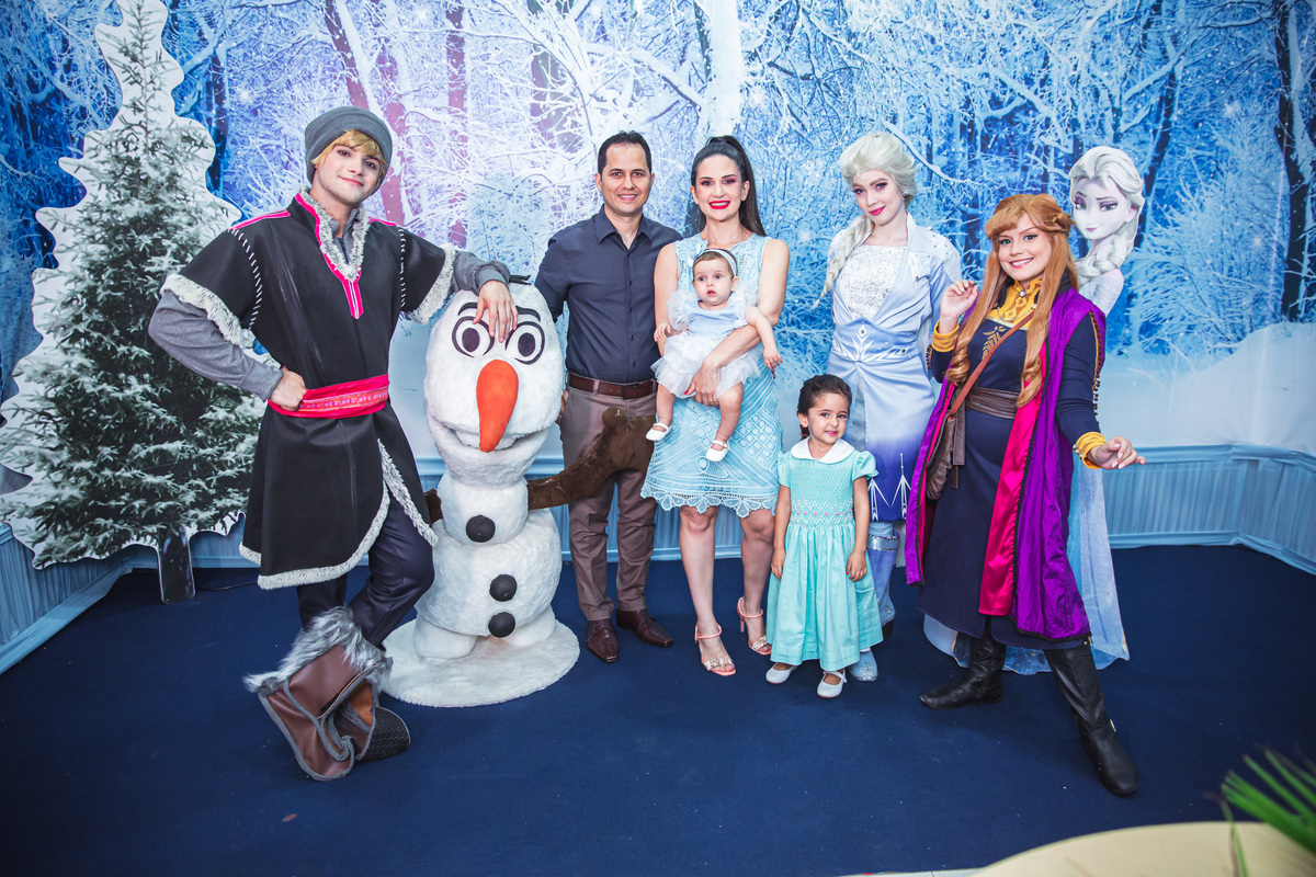 Crie um texto para meu site de fotografia falando sobre como foi fotografado a festa de 4 anos da Sophia Tema do aniversário: Frozen no buffet Dudabaluza