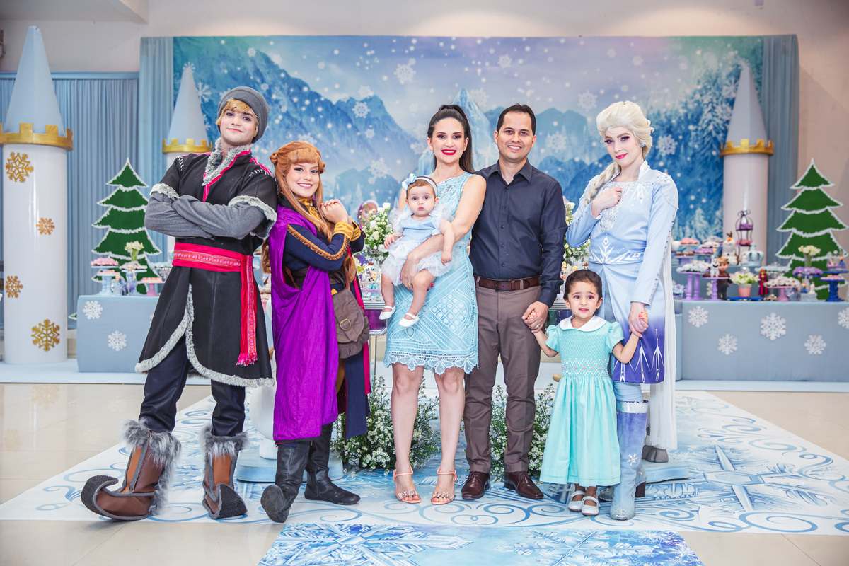 Crie um texto para meu site de fotografia falando sobre como foi fotografado a festa de 4 anos da Sophia Tema do aniversário: Frozen no buffet Dudabaluza