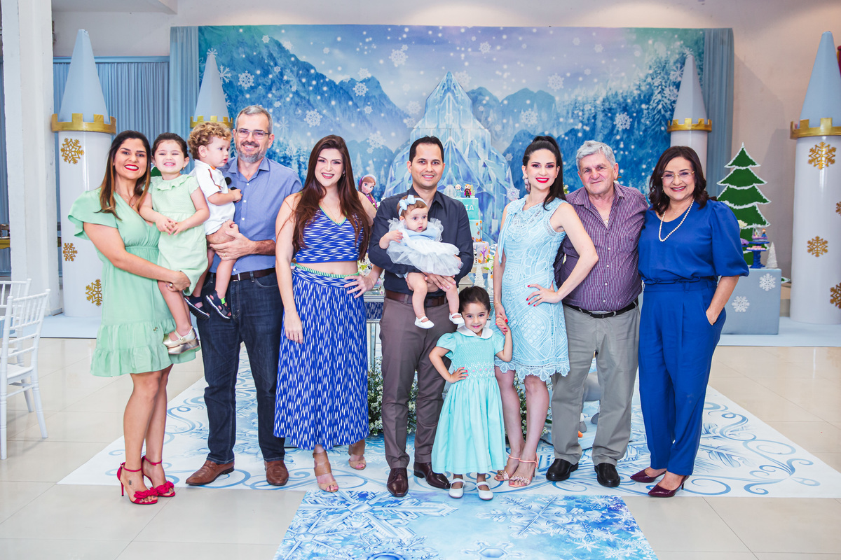 Crie um texto para meu site de fotografia falando sobre como foi fotografado a festa de 4 anos da Sophia Tema do aniversário: Frozen no buffet Dudabaluza
