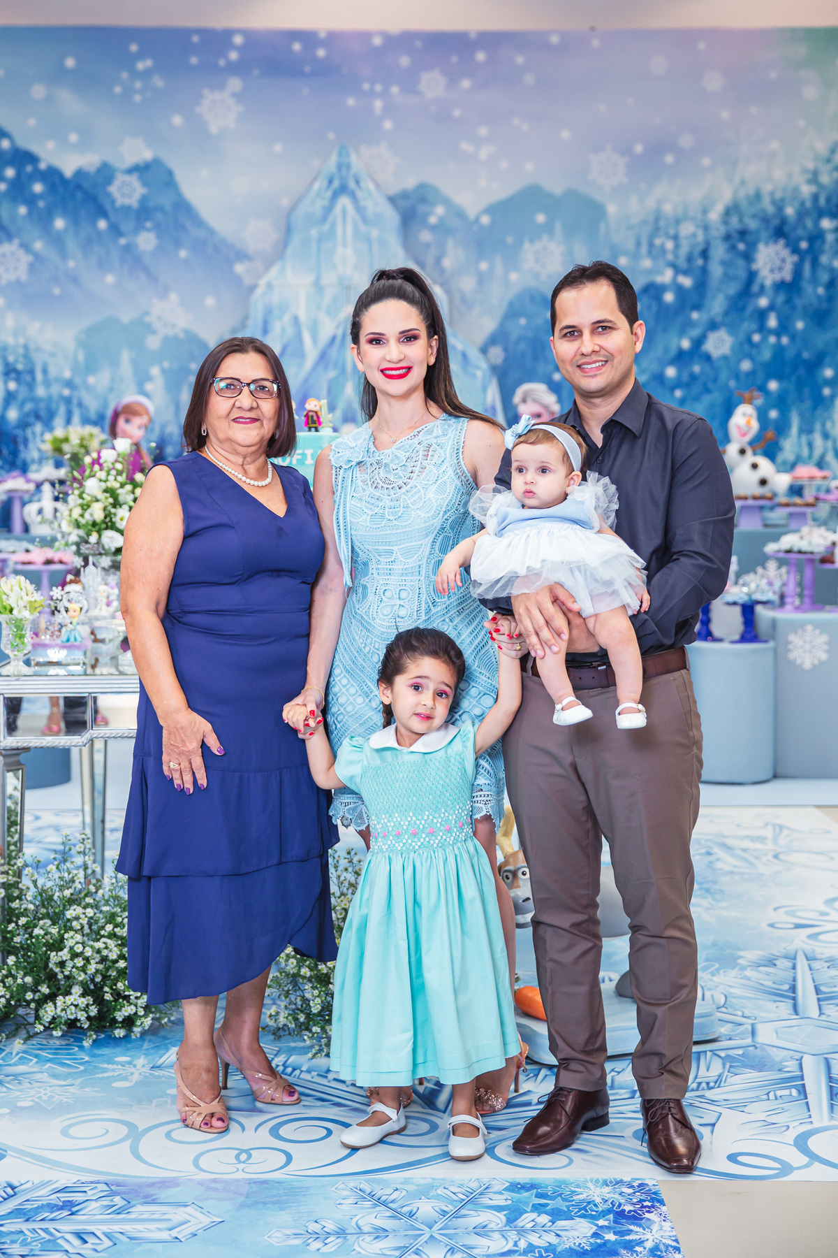 Crie um texto para meu site de fotografia falando sobre como foi fotografado a festa de 4 anos da Sophia Tema do aniversário: Frozen no buffet Dudabaluza