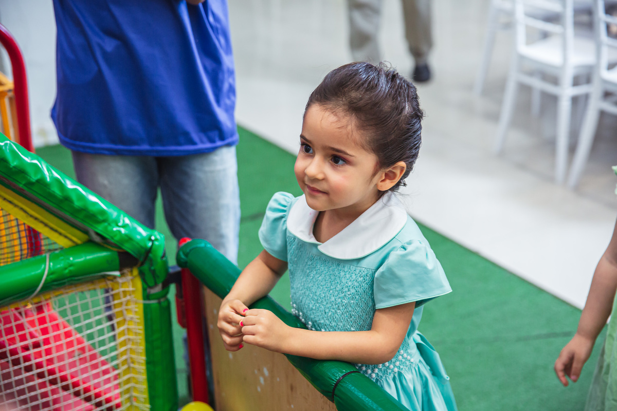Crie um texto para meu site de fotografia falando sobre como foi fotografado a festa de 4 anos da Sophia Tema do aniversário: Frozen no buffet Dudabaluza