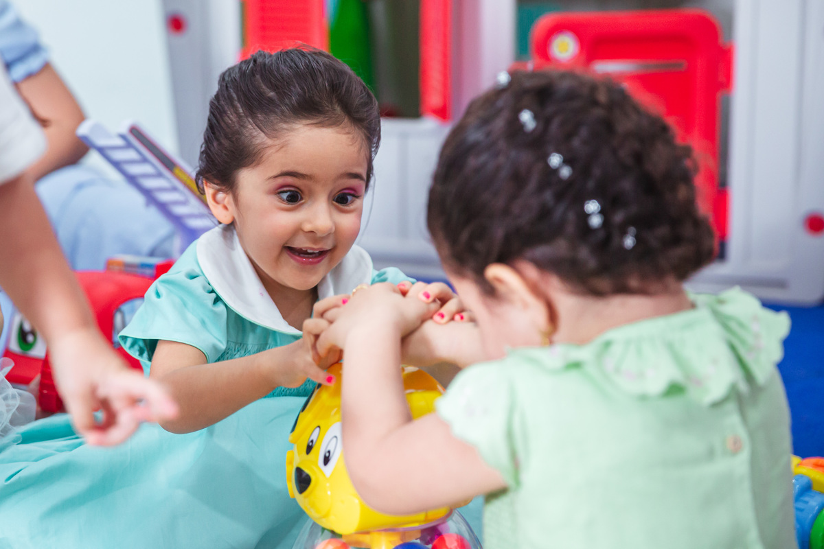 Crie um texto para meu site de fotografia falando sobre como foi fotografado a festa de 4 anos da Sophia Tema do aniversário: Frozen no buffet Dudabaluza