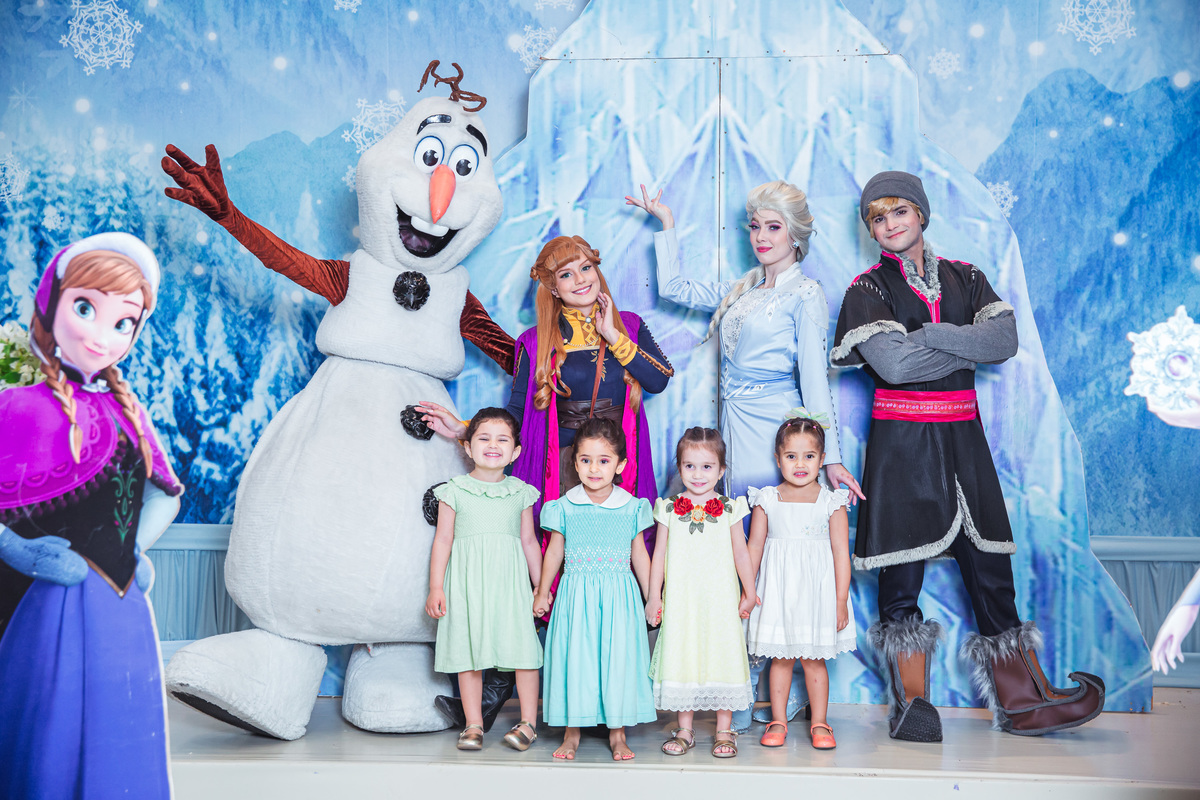 Crie um texto para meu site de fotografia falando sobre como foi fotografado a festa de 4 anos da Sophia Tema do aniversário: Frozen no buffet Dudabaluza
