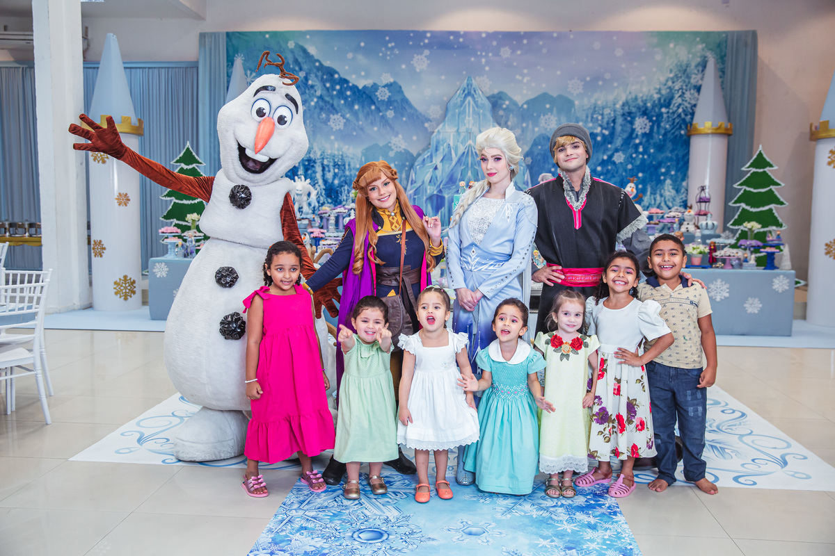 Crie um texto para meu site de fotografia falando sobre como foi fotografado a festa de 4 anos da Sophia Tema do aniversário: Frozen no buffet Dudabaluza