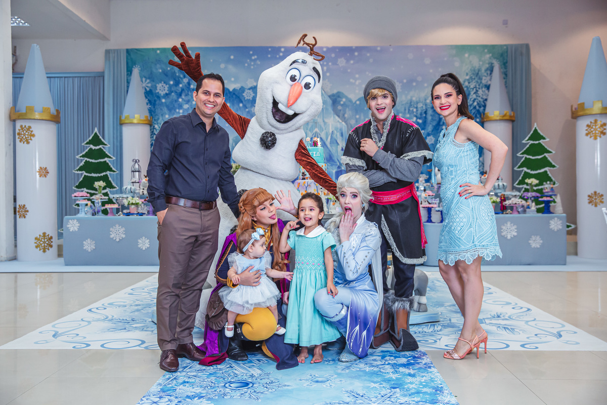 Crie um texto para meu site de fotografia falando sobre como foi fotografado a festa de 4 anos da Sophia Tema do aniversário: Frozen no buffet Dudabaluza