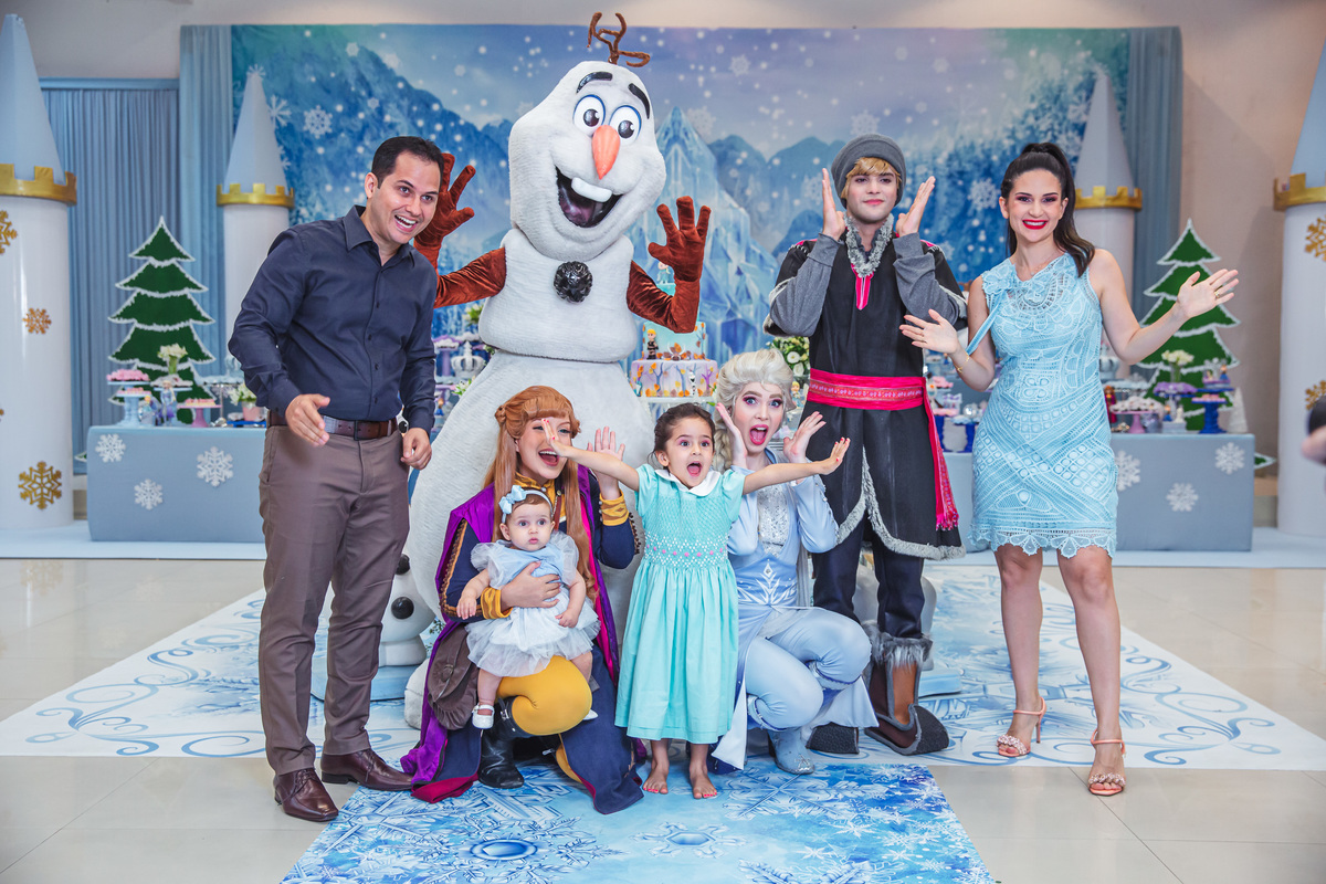 Crie um texto para meu site de fotografia falando sobre como foi fotografado a festa de 4 anos da Sophia Tema do aniversário: Frozen no buffet Dudabaluza