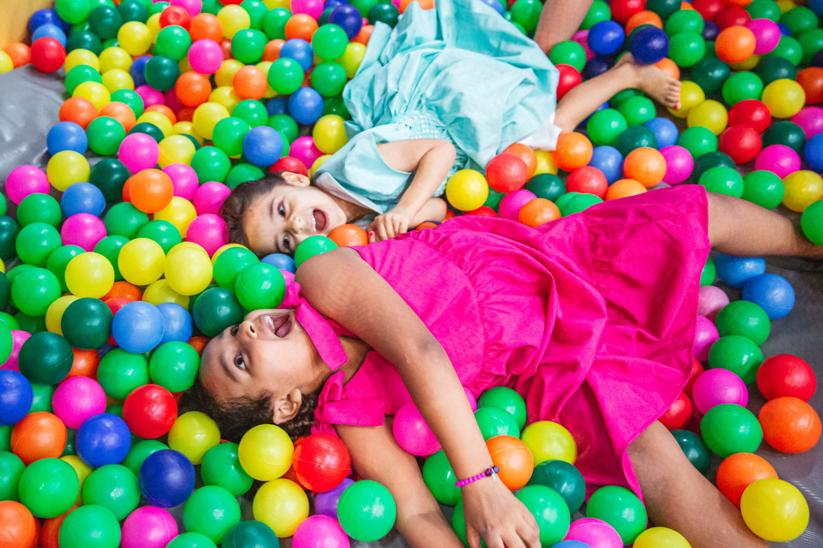 Crie um texto para meu site de fotografia falando sobre como foi fotografado a festa de 4 anos da Sophia Tema do aniversário: Frozen no buffet Dudabaluza