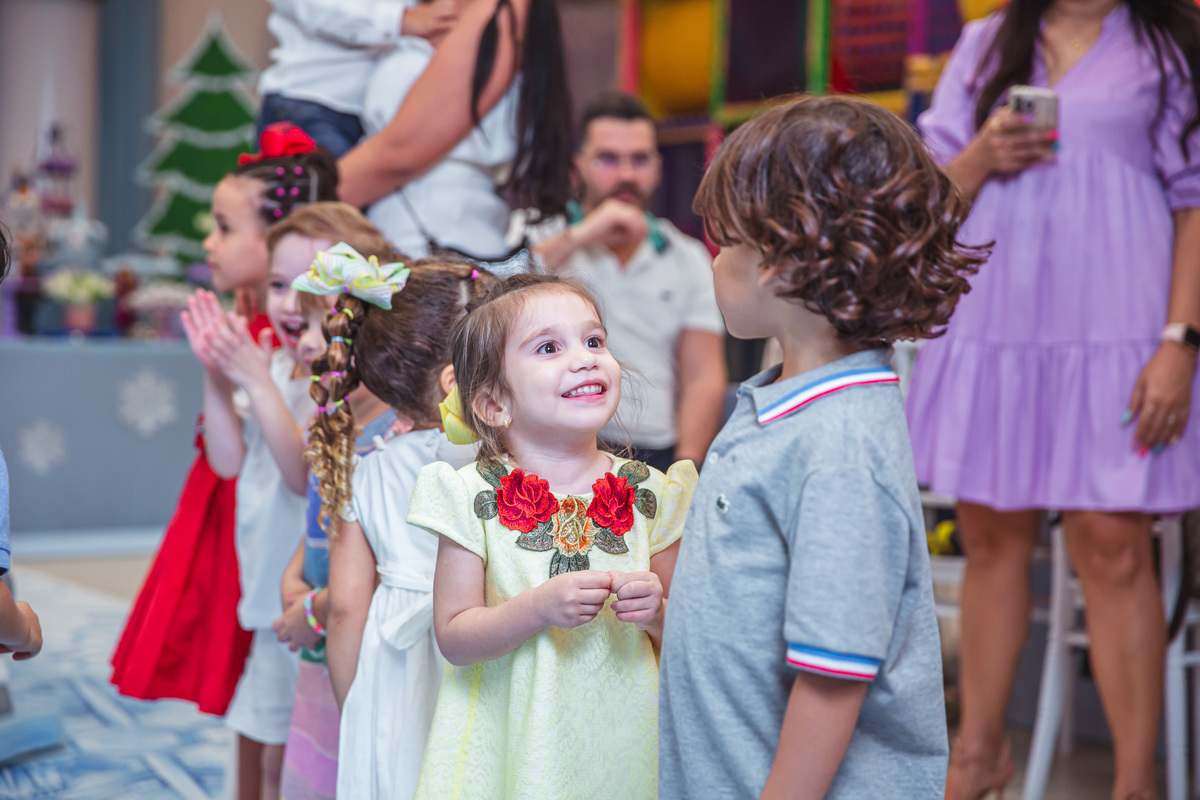 Crie um texto para meu site de fotografia falando sobre como foi fotografado a festa de 4 anos da Sophia Tema do aniversário: Frozen no buffet Dudabaluza