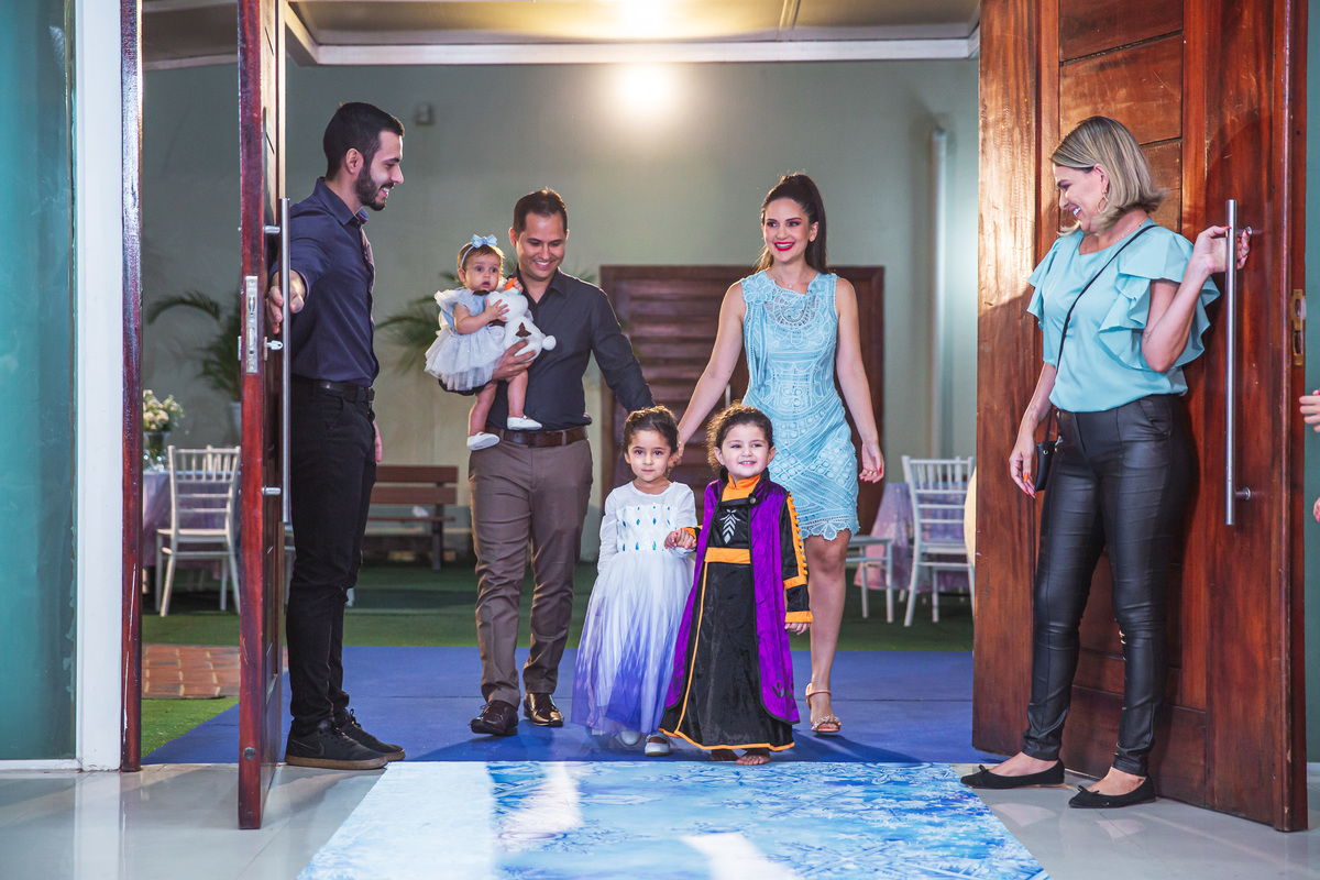 Crie um texto para meu site de fotografia falando sobre como foi fotografado a festa de 4 anos da Sophia Tema do aniversário: Frozen no buffet Dudabaluza