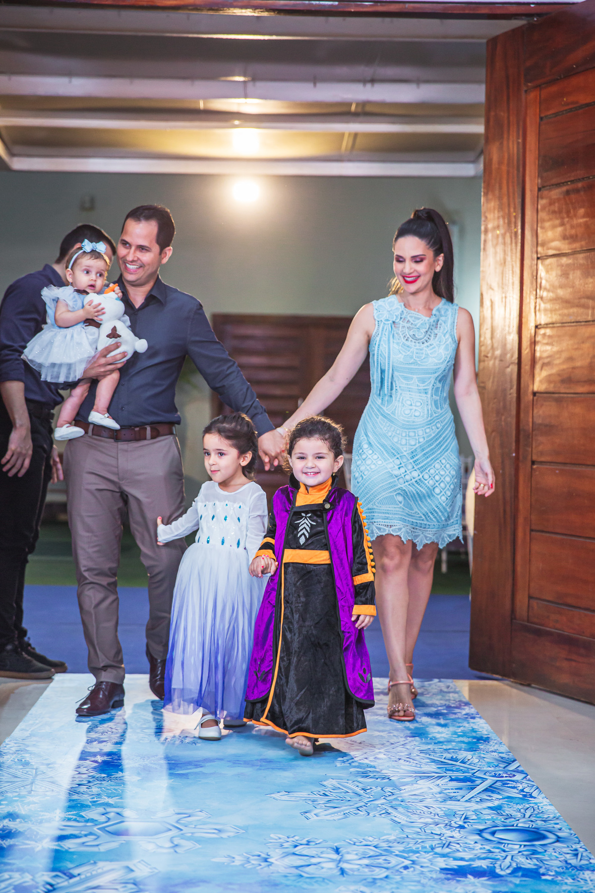 Crie um texto para meu site de fotografia falando sobre como foi fotografado a festa de 4 anos da Sophia Tema do aniversário: Frozen no buffet Dudabaluza