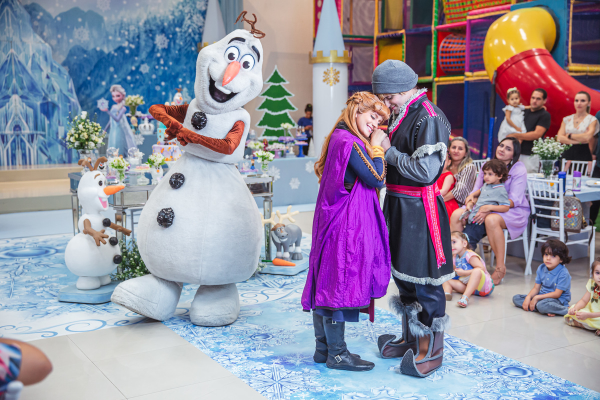 Crie um texto para meu site de fotografia falando sobre como foi fotografado a festa de 4 anos da Sophia Tema do aniversário: Frozen no buffet Dudabaluza