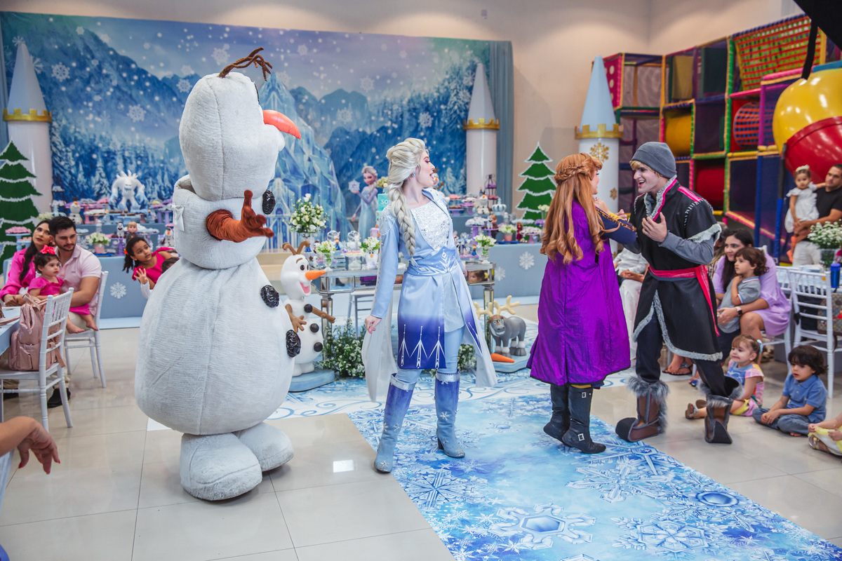Crie um texto para meu site de fotografia falando sobre como foi fotografado a festa de 4 anos da Sophia Tema do aniversário: Frozen no buffet Dudabaluza