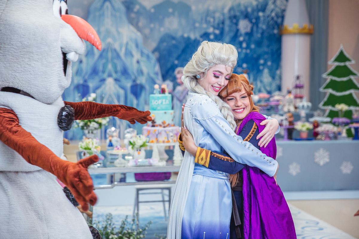 Crie um texto para meu site de fotografia falando sobre como foi fotografado a festa de 4 anos da Sophia Tema do aniversário: Frozen no buffet Dudabaluza