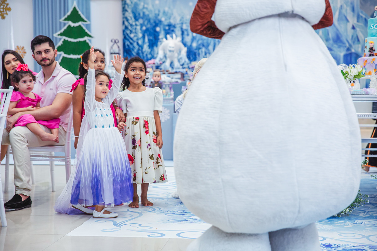 Crie um texto para meu site de fotografia falando sobre como foi fotografado a festa de 4 anos da Sophia Tema do aniversário: Frozen no buffet Dudabaluza