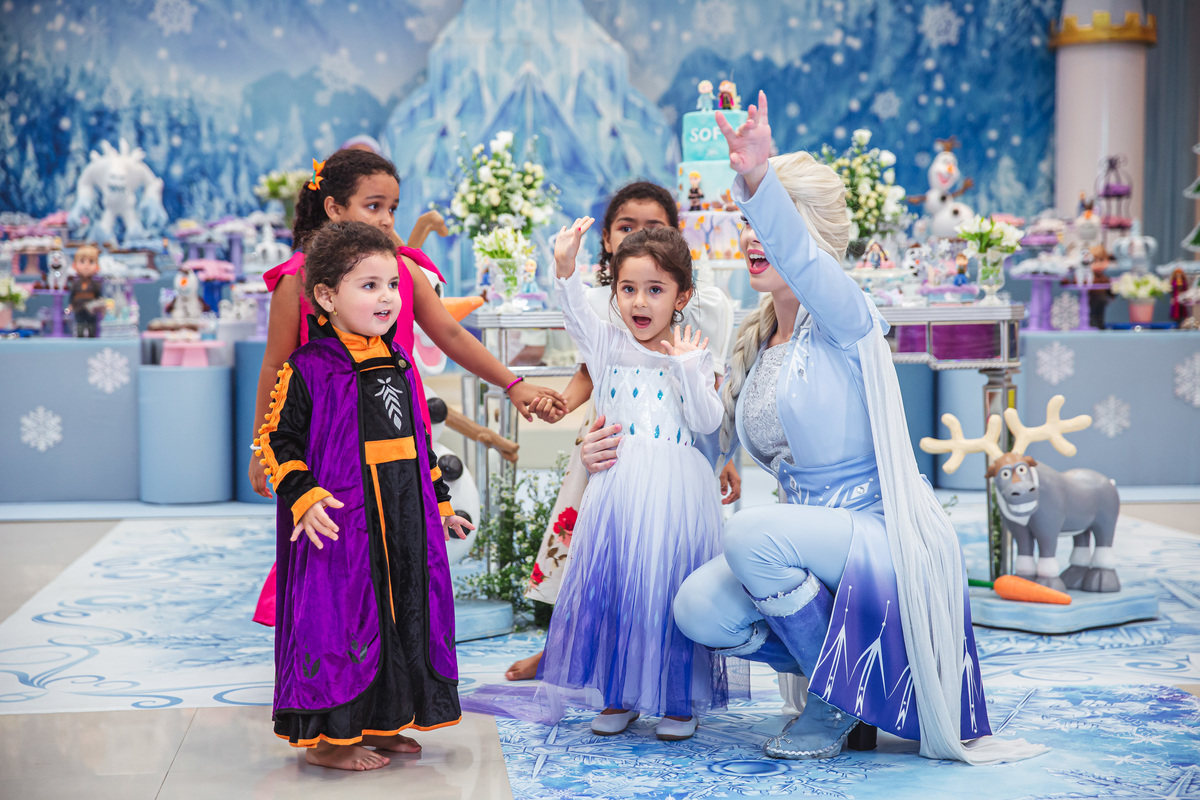 Crie um texto para meu site de fotografia falando sobre como foi fotografado a festa de 4 anos da Sophia Tema do aniversário: Frozen no buffet Dudabaluza