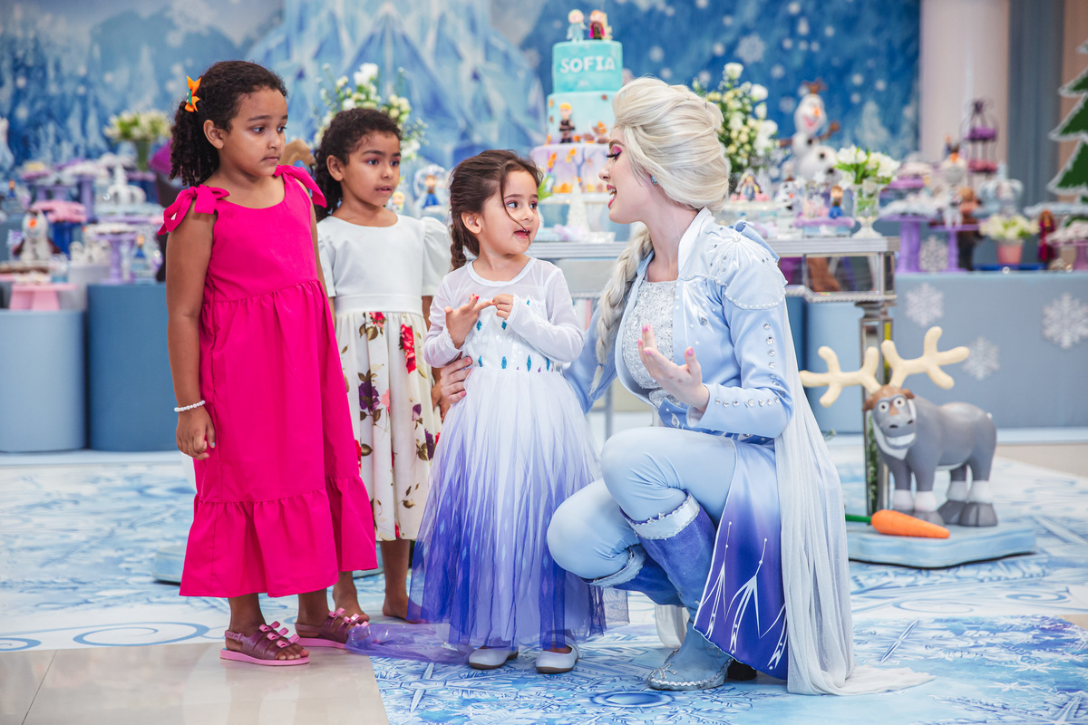Crie um texto para meu site de fotografia falando sobre como foi fotografado a festa de 4 anos da Sophia Tema do aniversário: Frozen no buffet Dudabaluza