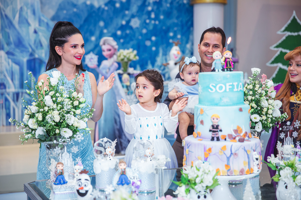 Crie um texto para meu site de fotografia falando sobre como foi fotografado a festa de 4 anos da Sophia Tema do aniversário: Frozen no buffet Dudabaluza