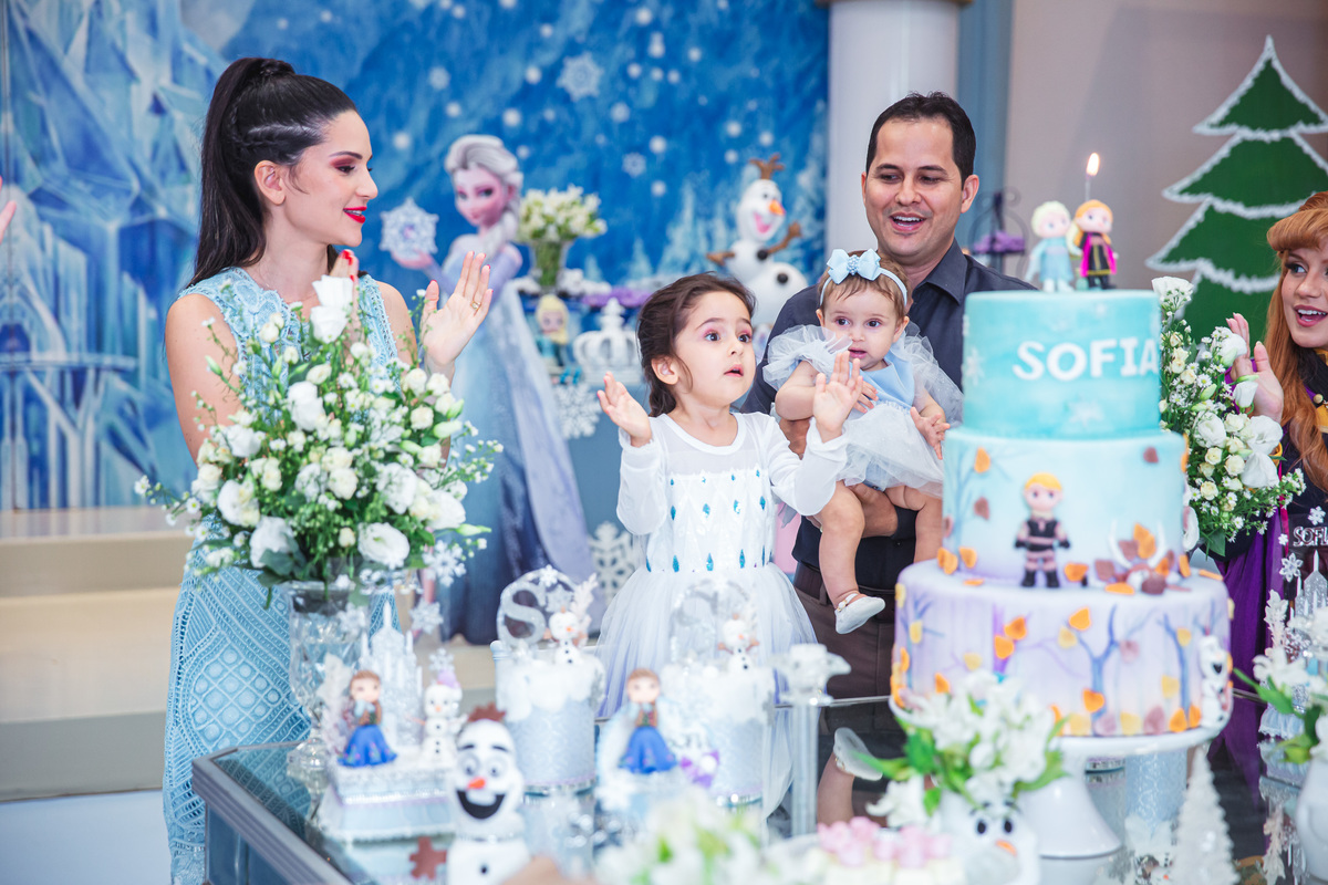 Crie um texto para meu site de fotografia falando sobre como foi fotografado a festa de 4 anos da Sophia Tema do aniversário: Frozen no buffet Dudabaluza