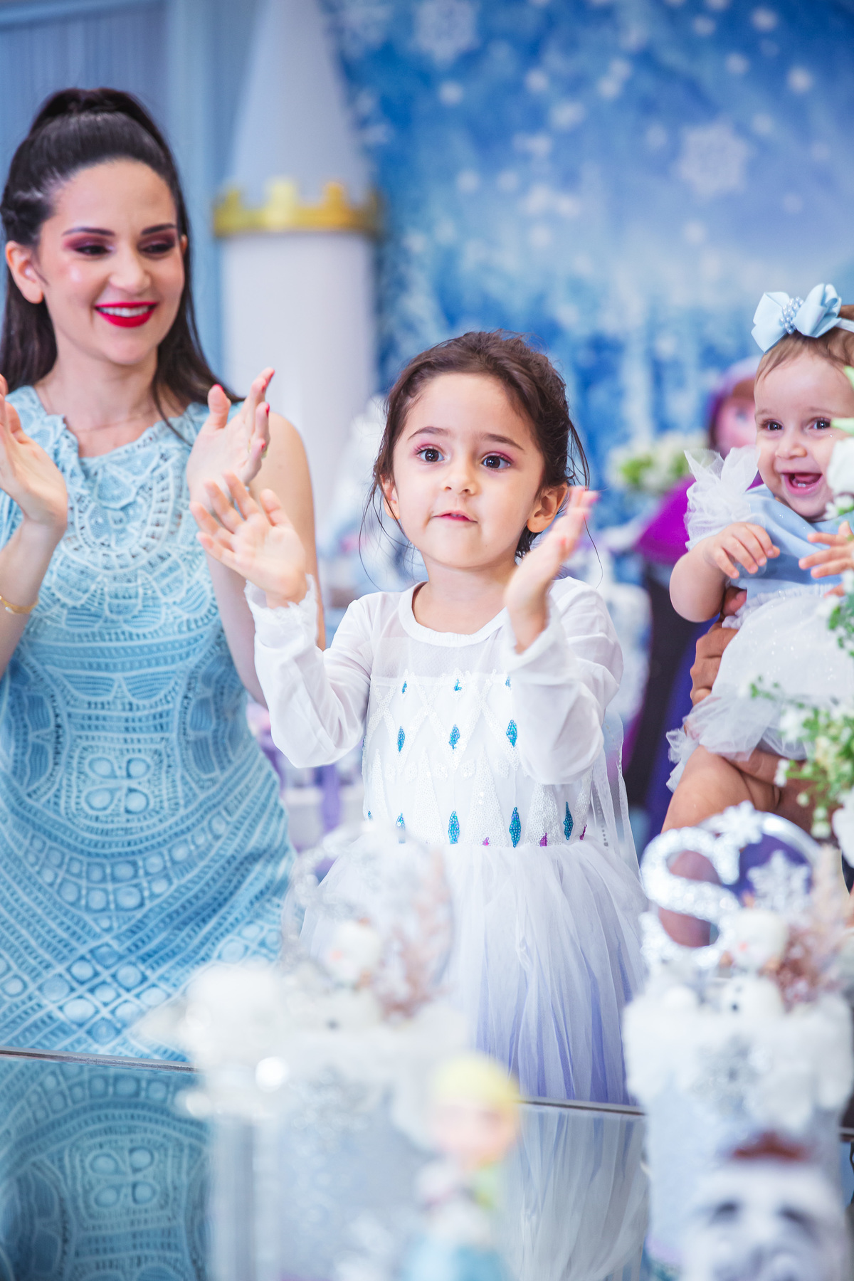 Crie um texto para meu site de fotografia falando sobre como foi fotografado a festa de 4 anos da Sophia Tema do aniversário: Frozen no buffet Dudabaluza