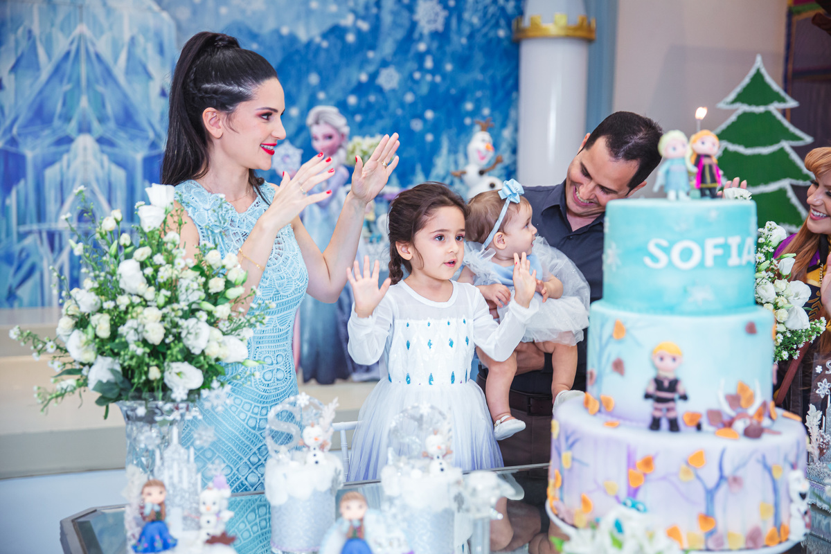 Crie um texto para meu site de fotografia falando sobre como foi fotografado a festa de 4 anos da Sophia Tema do aniversário: Frozen no buffet Dudabaluza