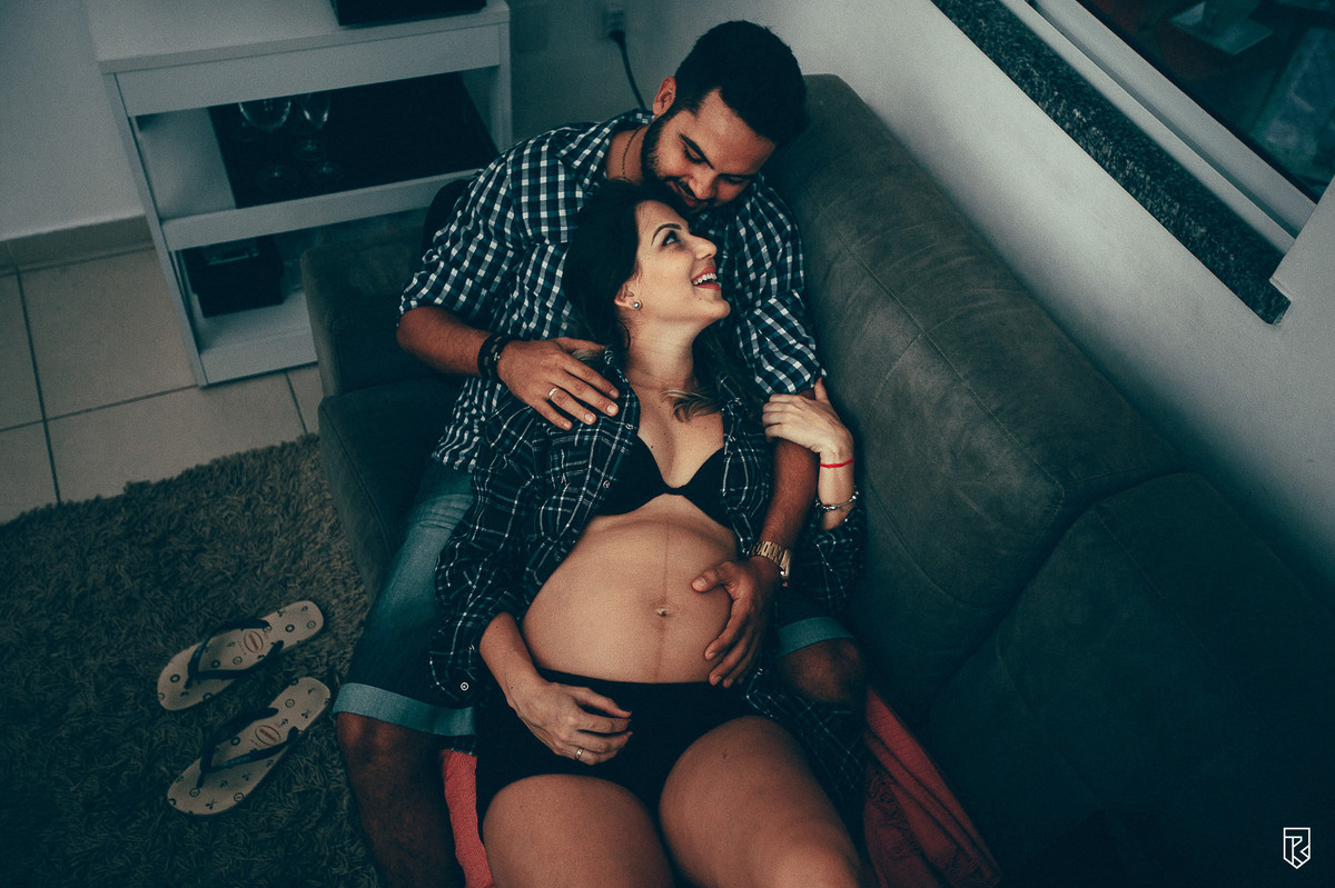 ensaio-gestante-dentro-de-casa-fotos-de-casal-ensaio-no-apartamento-fotografo-ricardo-lima