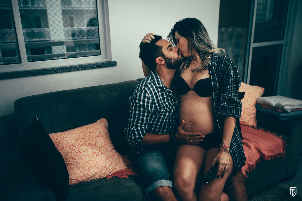 ensaio-gestante-dentro-de-casa-fotos-de-casal-ensaio-no-apartamento-fotografo-ricardo-lima