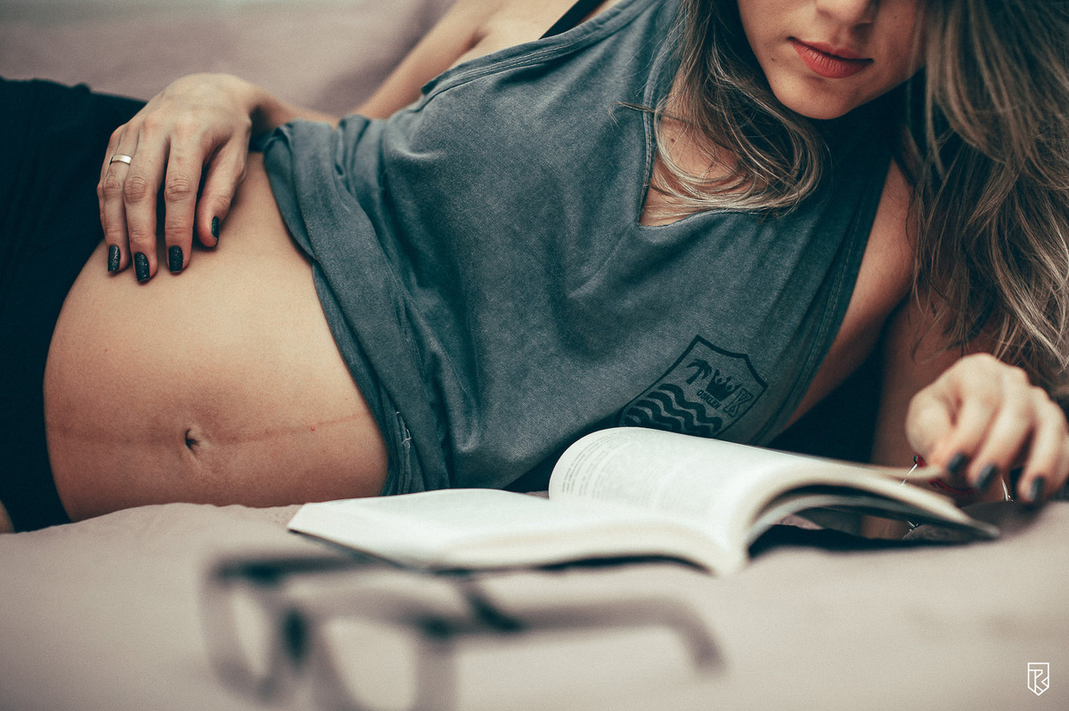 ensaio-gestante-dentro-de-casa-fotos-de-casal-ensaio-no-apartamento-fotografo-ricardo-lima