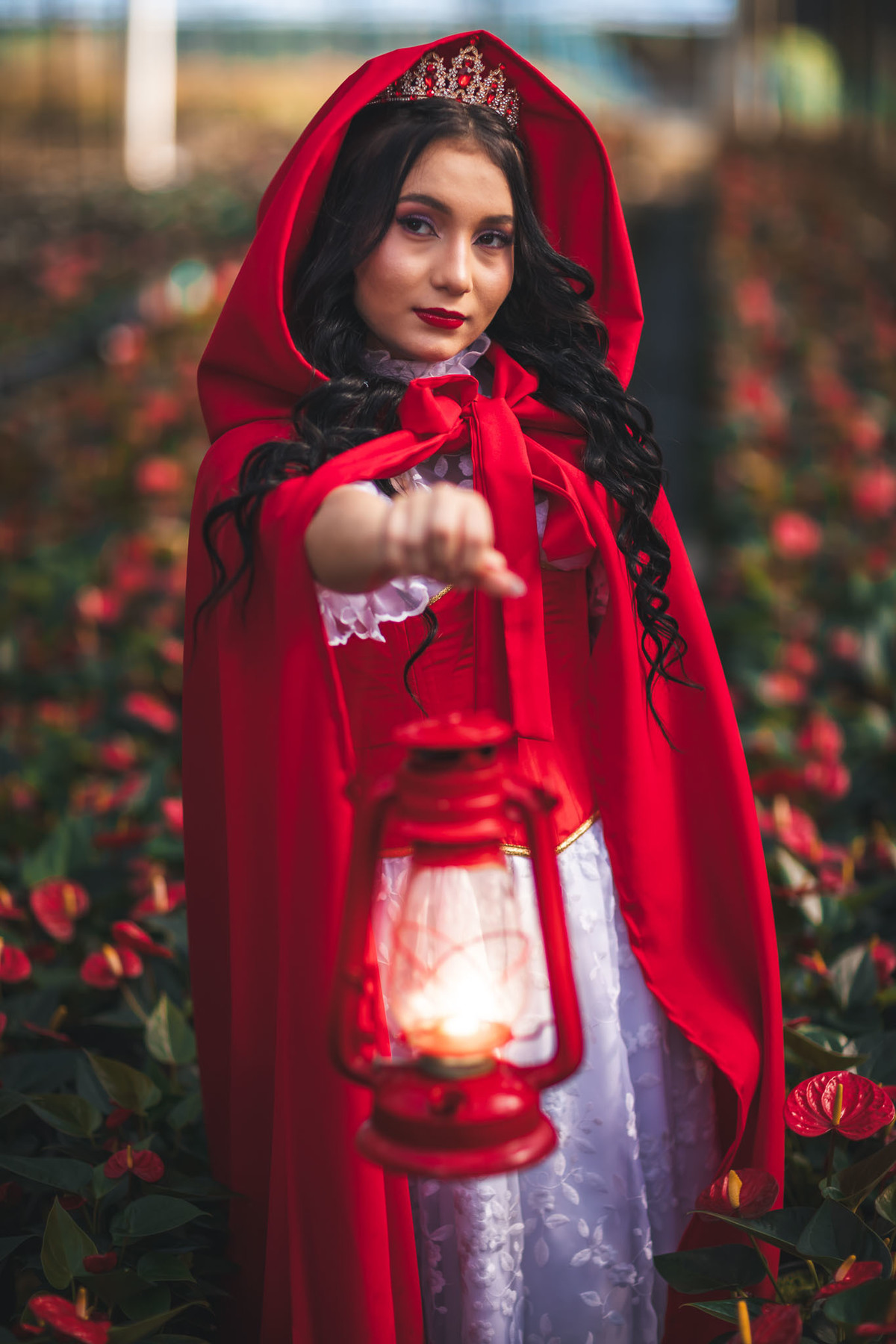 Debutante-15anos Ensaio-fotográfico Debutante São-Benedito-CE Floriculturas Flora-Fogaça-Reijers Juventude Beleza-natural Flores Fotografia-profissional Celebração Transição-vida-adulta Elegância Natureza Cores-vibrantes-chapeuzinho vermelho