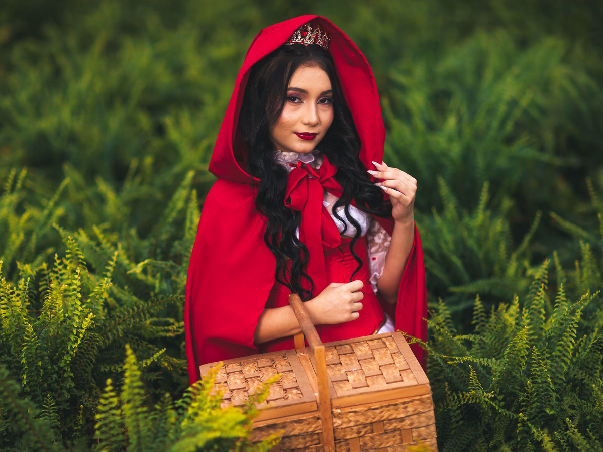 Debutante-15anos Ensaio-fotográfico Debutante São-Benedito-CE Floriculturas Flora-Fogaça-Reijers Juventude Beleza-natural Flores Fotografia-profissional Celebração Transição-vida-adulta Elegância Natureza Cores-vibrantes-chapeuzinho vermelho