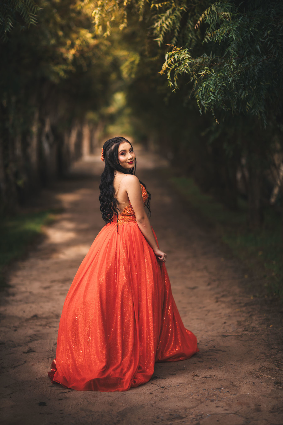 Debutante-15anos Ensaio-fotográfico Debutante São-Benedito-CE Floriculturas Flora-Fogaça-Reijers Juventude Beleza-natural Flores Fotografia-profissional Celebração Transição-vida-adulta Elegância Natureza Cores-vibrantes-chapeuzinho vermelho
