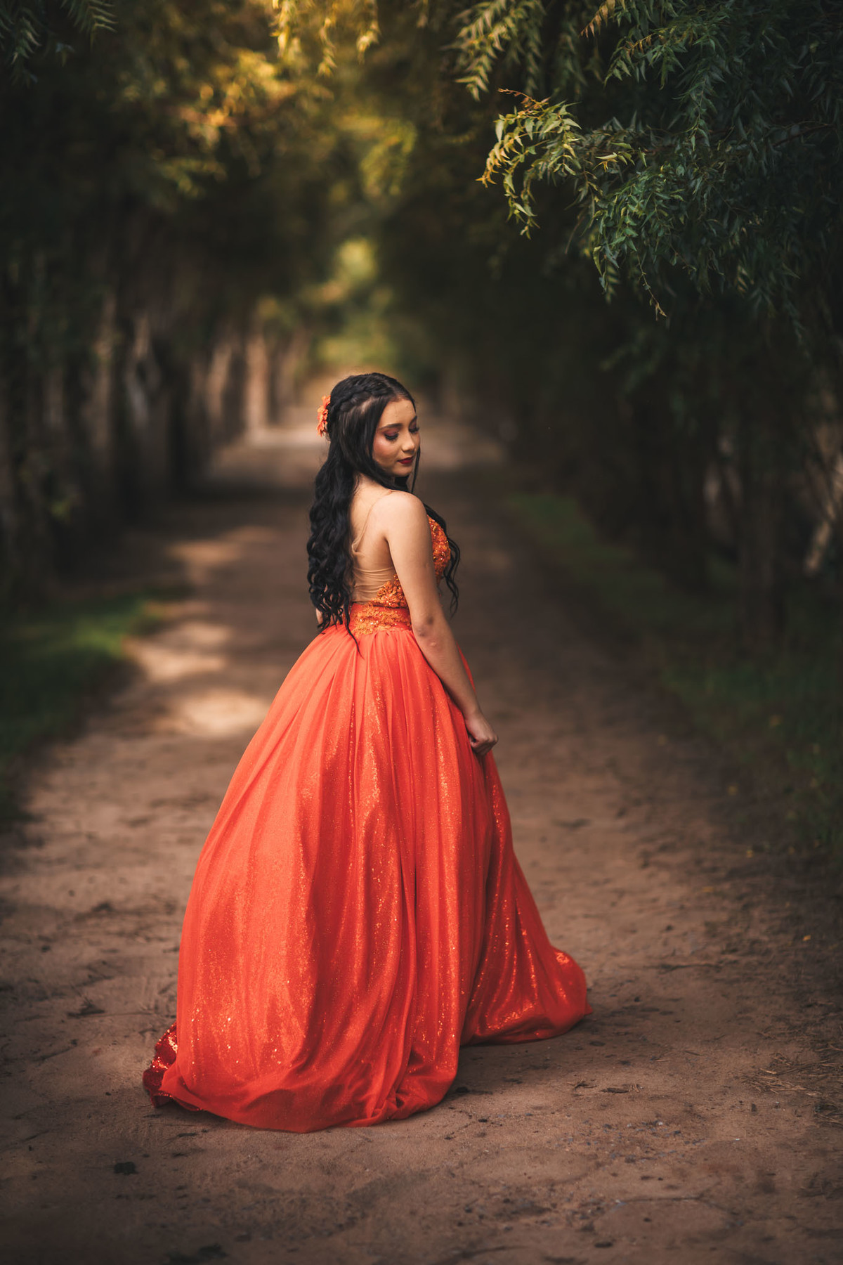 Debutante-15anos Ensaio-fotográfico Debutante São-Benedito-CE Floriculturas Flora-Fogaça-Reijers Juventude Beleza-natural Flores Fotografia-profissional Celebração Transição-vida-adulta Elegância Natureza Cores-vibrantes-chapeuzinho vermelho