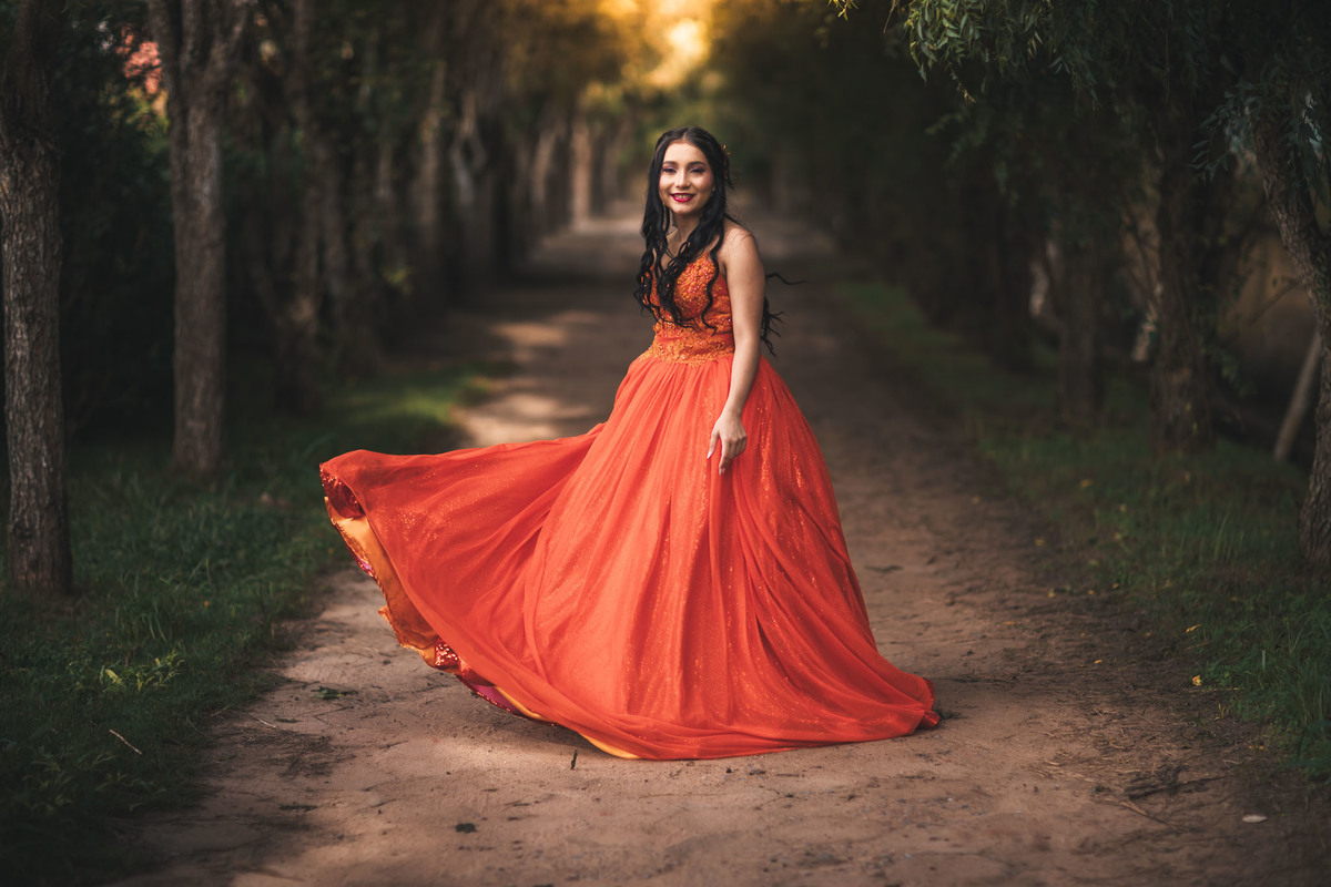 Debutante-15anos Ensaio-fotográfico Debutante São-Benedito-CE Floriculturas Flora-Fogaça-Reijers Juventude Beleza-natural Flores Fotografia-profissional Celebração Transição-vida-adulta Elegância Natureza Cores-vibrantes-chapeuzinho vermelho
