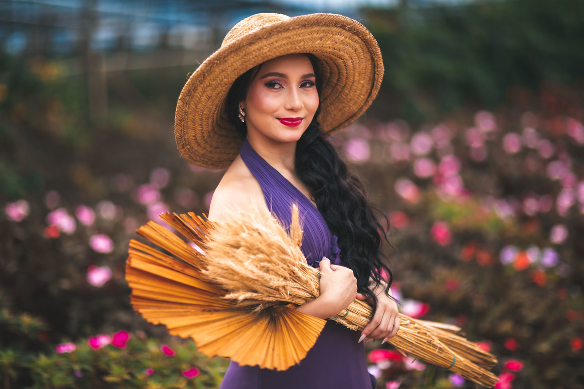 Debutante-15anos Ensaio-fotográfico Debutante São-Benedito-CE Floriculturas Flora-Fogaça-Reijers Juventude Beleza-natural Flores Fotografia-profissional Celebração Transição-vida-adulta Elegância Natureza Cores-vibrantes-camponesa
