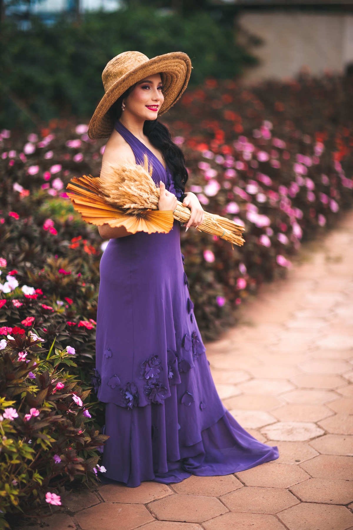 Debutante-15anos Ensaio-fotográfico Debutante São-Benedito-CE Floriculturas Flora-Fogaça-Reijers Juventude Beleza-natural Flores Fotografia-profissional Celebração Transição-vida-adulta Elegância Natureza Cores-vibrantes-camponesa