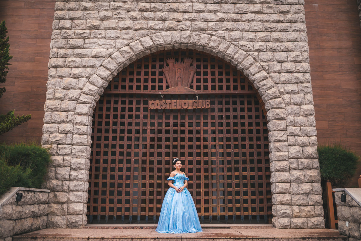 Debutante-15anos Ensaio-fotográfico Debutante São-Benedito-CE Floriculturas Flora-Fogaça-Reijers Juventude Beleza-natural Flores Fotografia-profissional Celebração Transição-vida-adulta Elegância Natureza Cores-vibrantes-camponesa