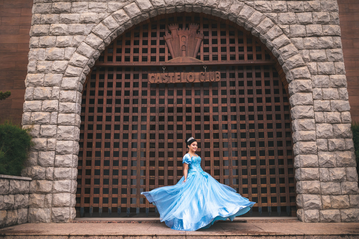 Debutante-15anos Ensaio-fotográfico Debutante São-Benedito-CE Floriculturas Flora-Fogaça-Reijers Juventude Beleza-natural Flores Fotografia-profissional Celebração Transição-vida-adulta Elegância Natureza Cores-vibrantes-camponesa
