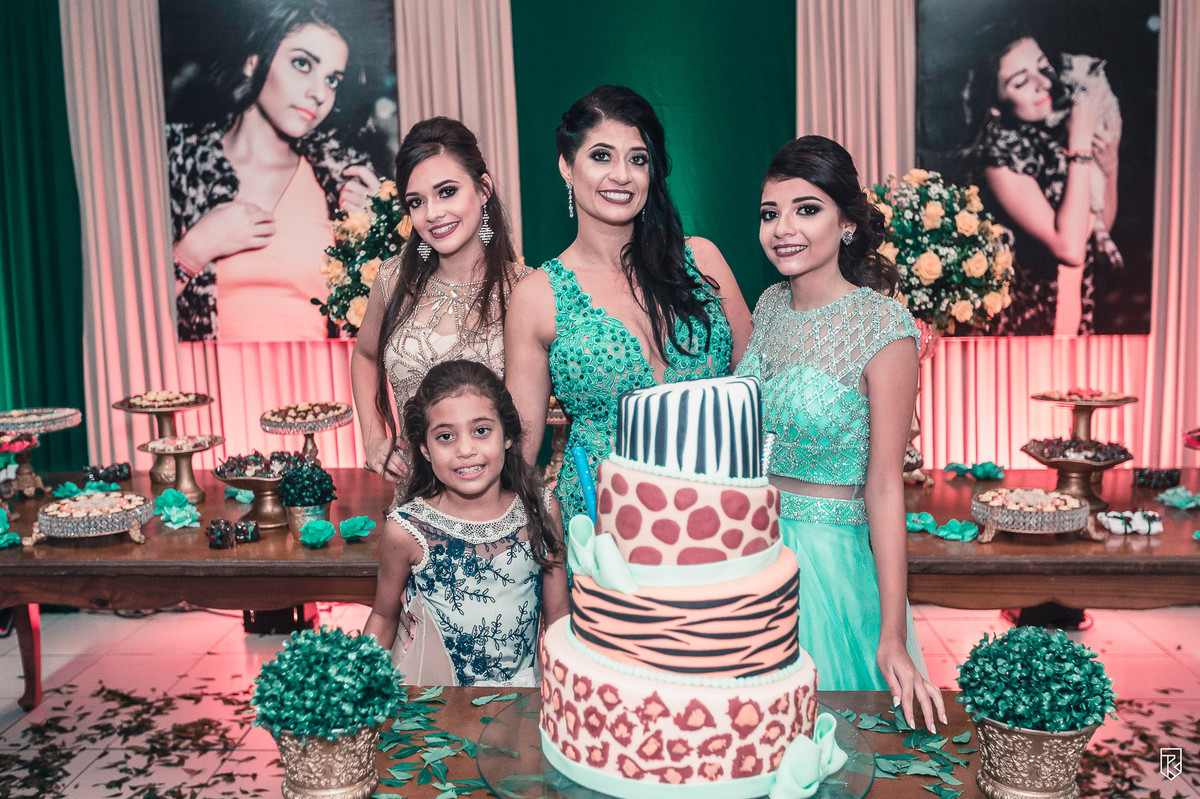 festa-15-anos-debutante-Camila-buffet-vestido-bolo-fotografia-Ricardo-Lima-Fotografo