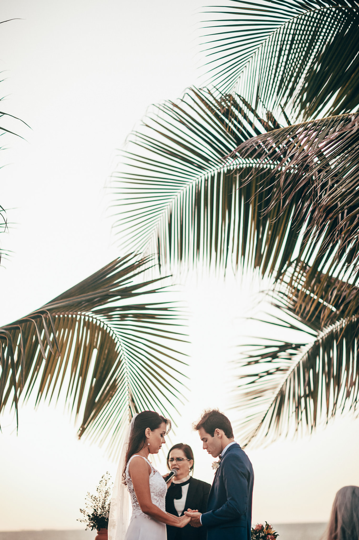 casamento-na-praia-cumbuco-ce-fotografia-de-casamento-making-of-noivo-e-noiva-por-do-sol-ricardo-lima-fotografo-de-casamento-em-fortaleza-ce