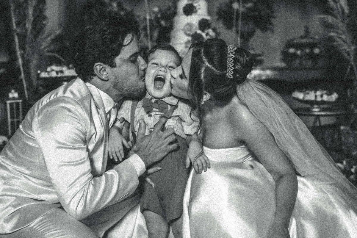 ensaio pós-cerimônia
amor em cada detalhe
luz natural casamento
conexão verdadeira
fotografia autoral casamento
emoção registrada
casal em harmonia