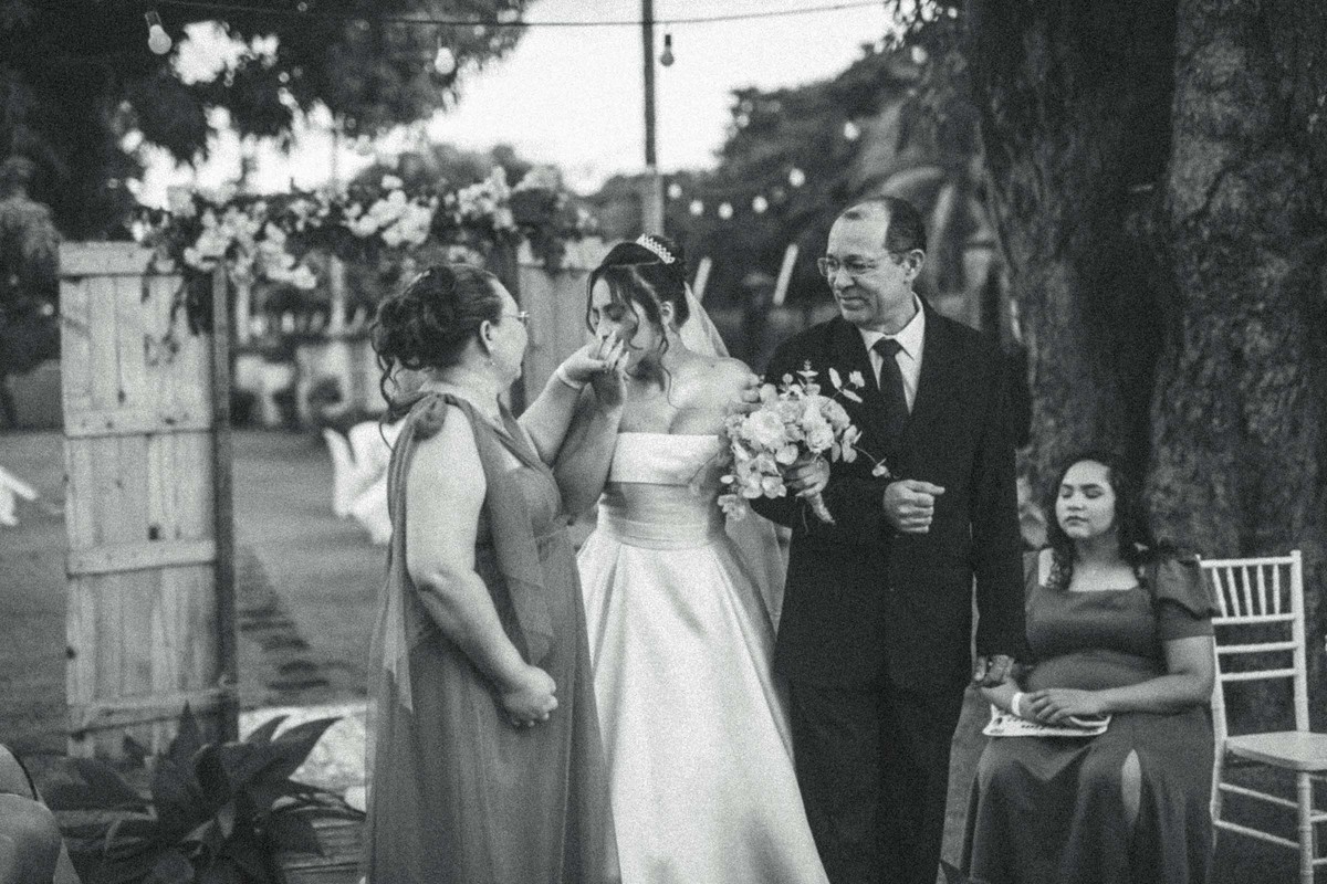 altar dos sonhos
amor sob bênção
votos emocionantes
entrada da noiva
casamento ao pôr do sol
cerimônia emocionanto
casal apaixonado