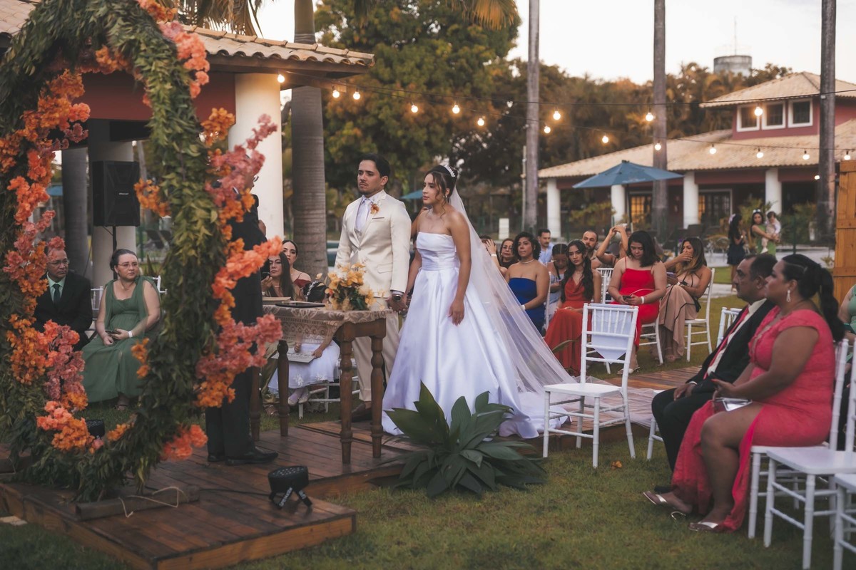 altar dos sonhos
amor sob bênção
votos emocionantes
entrada da noiva
casamento ao pôr do sol
cerimônia emocionanto
casal apaixonado