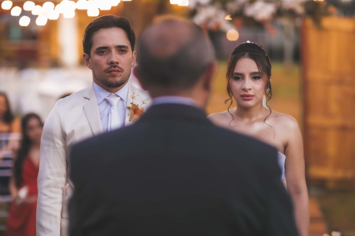 altar dos sonhos
amor sob bênção
votos emocionantes
entrada da noiva
casamento ao pôr do sol
cerimônia emocionanto
casal apaixonado