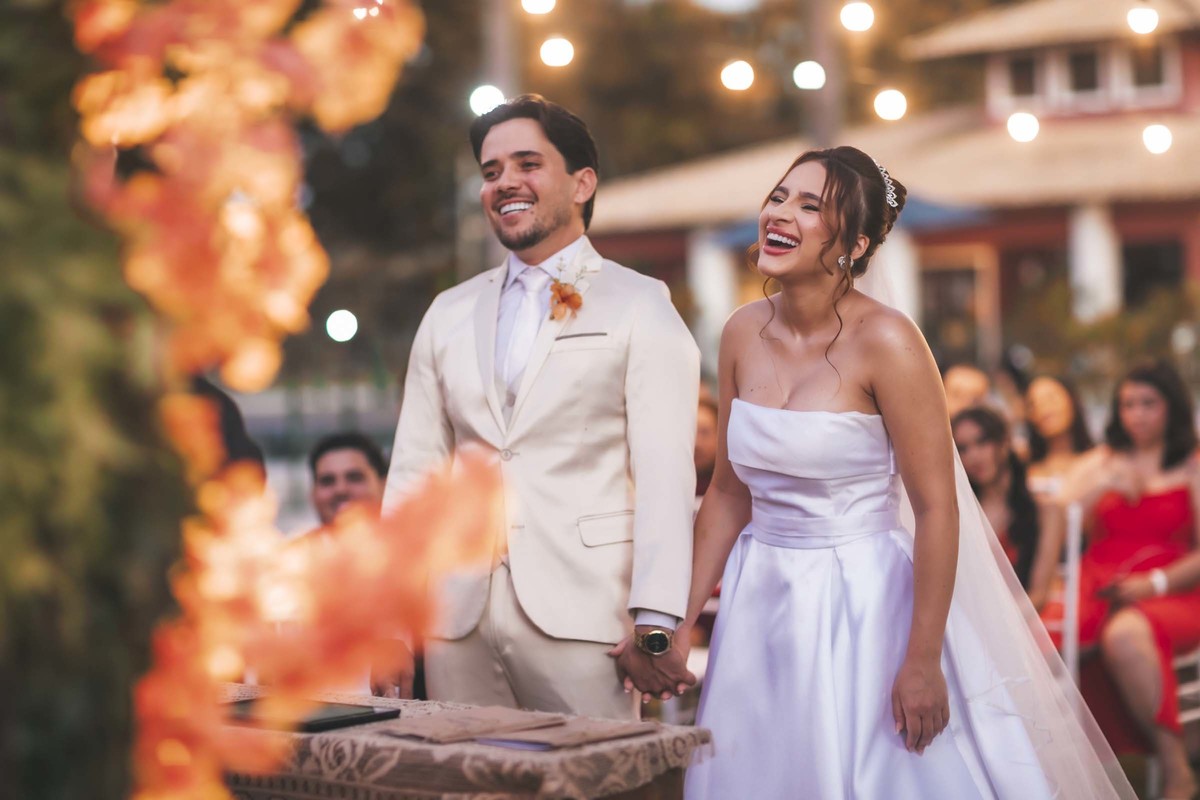 altar dos sonhos
amor sob bênção
votos emocionantes
entrada da noiva
casamento ao pôr do sol
cerimônia emocionanto
casal apaixonado