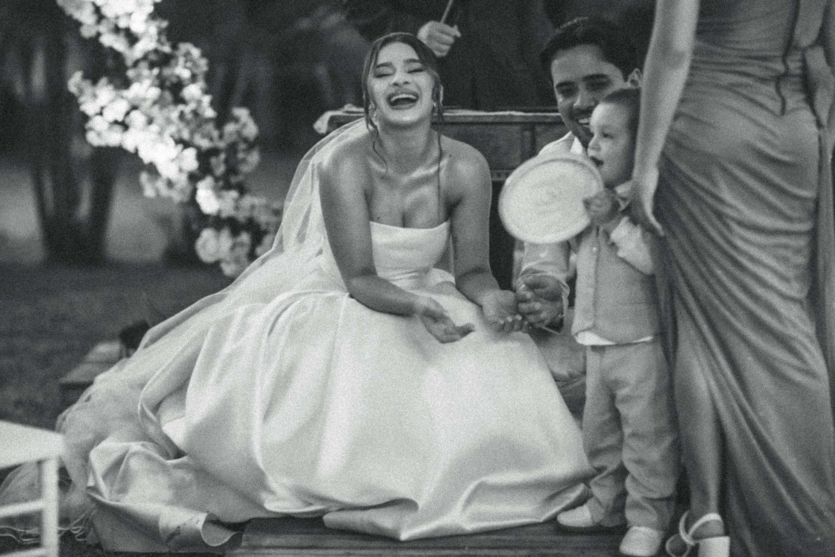 altar dos sonhos
amor sob bênção
votos emocionantes
entrada da noiva
casamento ao pôr do sol
cerimônia emocionanto
casal apaixonado