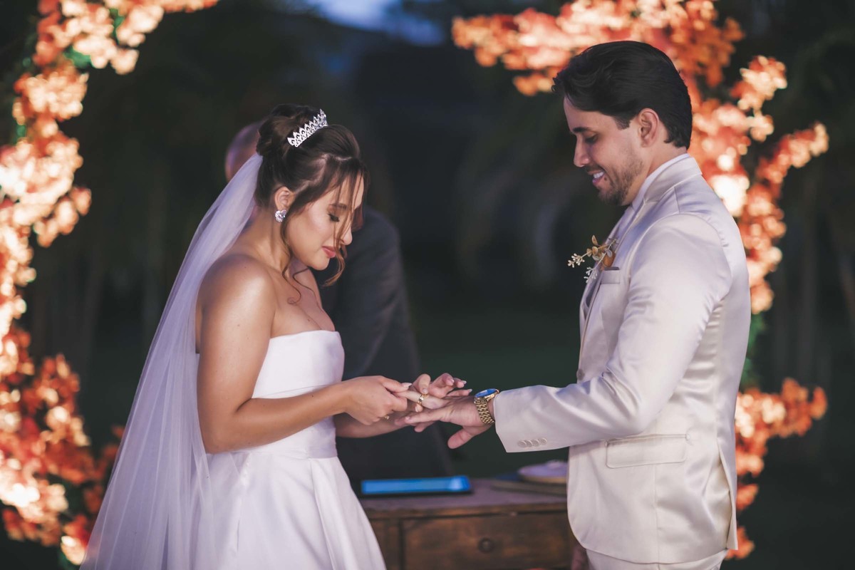 altar dos sonhos
amor sob bênção
votos emocionantes
entrada da noiva
casamento ao pôr do sol
cerimônia emocionanto
casal apaixonado